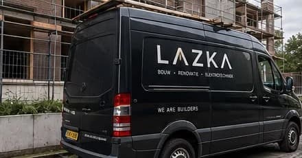 Bedrijfsbus van Lazka bij een bouwproject